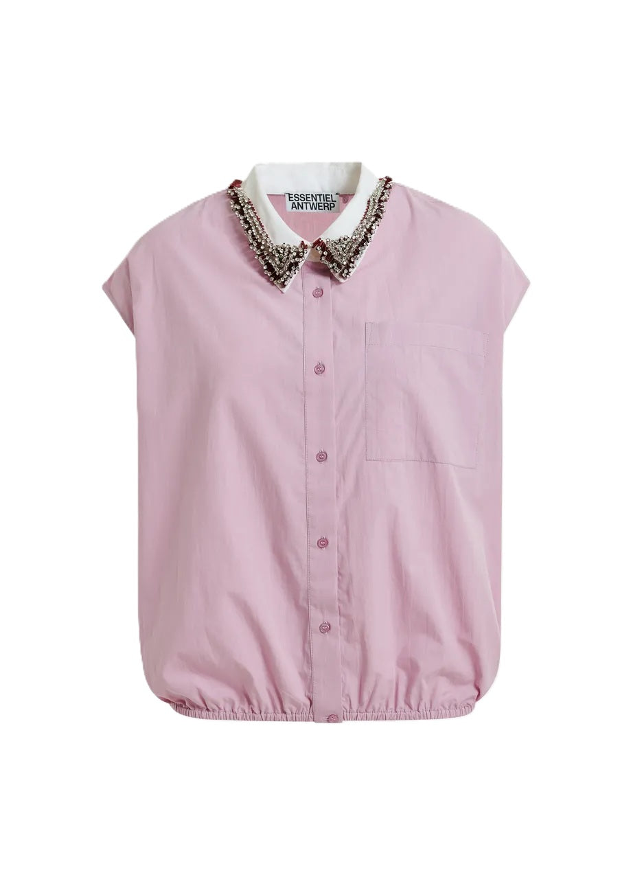 Bluse Essentiel Antwerp JANKY BEADED COLLAR SHIRT in rosa. Die Bluse aus 100% Baumwolle ist ein absolutes Style-Highlight. Die weite, kastenförmige Silhouette wird durch einen mit Perlen und Strasssteinen verzierten Kragen betont. Dies verleiht dem Look einen Hauch Glamours, während der elastische Saum dem Modell eine moderne Optik. Abgerundet wird das Design durch einen klassischen Knopfverschluss. Auf der Rückseite befindet sich eine feminine Kellerfalte. 