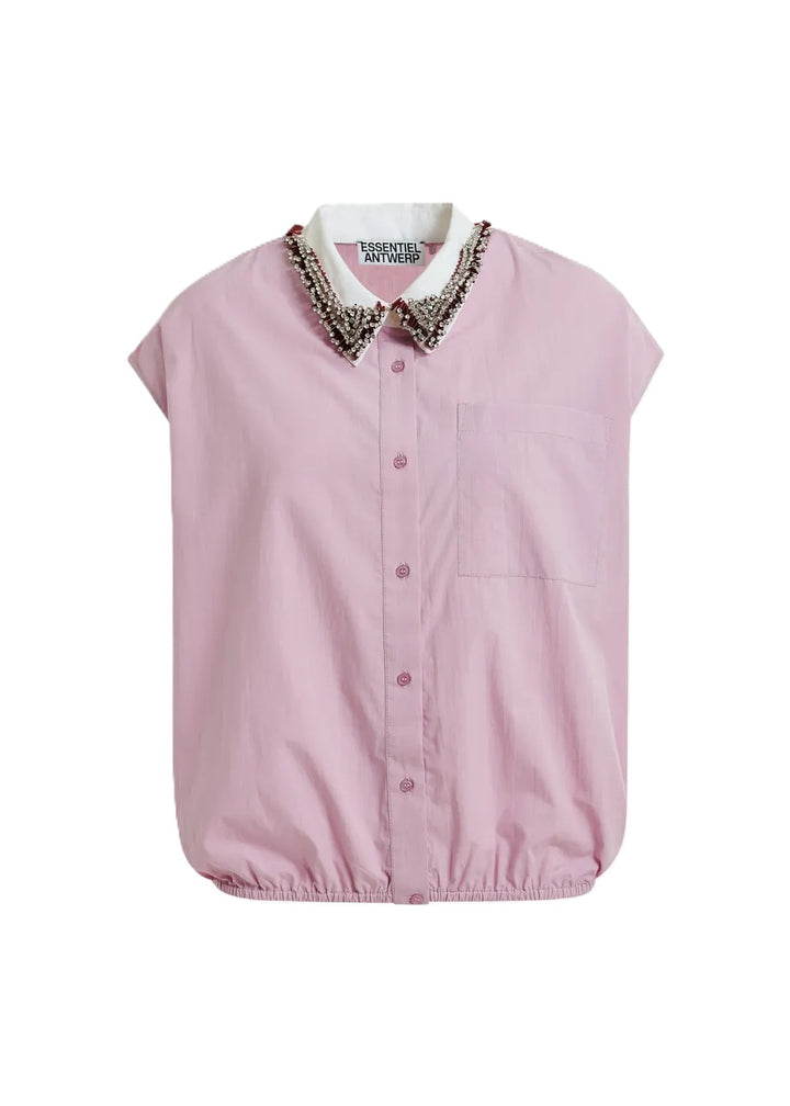 Bluse Essentiel Antwerp JANKY BEADED COLLAR SHIRT in rosa. Die Bluse aus 100% Baumwolle ist ein absolutes Style-Highlight. Die weite, kastenförmige Silhouette wird durch einen mit Perlen und Strasssteinen verzierten Kragen betont. Dies verleiht dem Look einen Hauch Glamours, während der elastische Saum dem Modell eine moderne Optik. Abgerundet wird das Design durch einen klassischen Knopfverschluss. Auf der Rückseite befindet sich eine feminine Kellerfalte. 