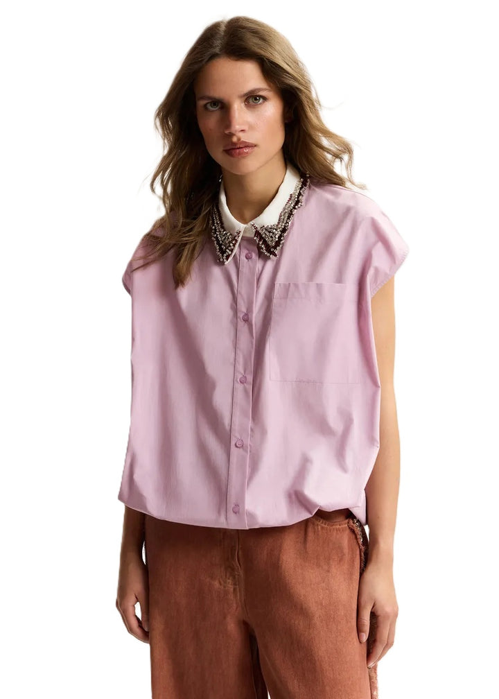 Bluse Essentiel Antwerp JANKY BEADED COLLAR SHIRT in rosa. Die Bluse aus 100% Baumwolle ist ein absolutes Style-Highlight. Die weite, kastenförmige Silhouette wird durch einen mit Perlen und Strasssteinen verzierten Kragen betont. Dies verleiht dem Look einen Hauch Glamours, während der elastische Saum dem Modell eine moderne Optik. Abgerundet wird das Design durch einen klassischen Knopfverschluss. Auf der Rückseite befindet sich eine feminine Kellerfalte. 
