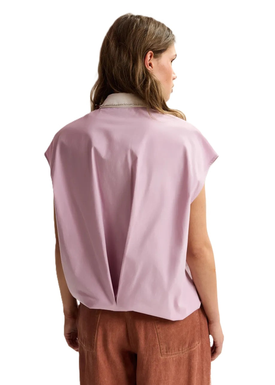 Bluse Essentiel Antwerp JANKY BEADED COLLAR SHIRT in rosa. Die Bluse aus 100% Baumwolle ist ein absolutes Style-Highlight. Die weite, kastenförmige Silhouette wird durch einen mit Perlen und Strasssteinen verzierten Kragen betont. Dies verleiht dem Look einen Hauch Glamours, während der elastische Saum dem Modell eine moderne Optik. Abgerundet wird das Design durch einen klassischen Knopfverschluss. Auf der Rückseite befindet sich eine feminine Kellerfalte. 