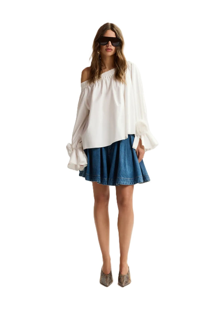 Shirt Essentiel Antwerp JOFIE OFF SHOULDER TOP in weiß. Das weiße trägerlose Shirt ist aus 100% Baumwolle gefertigt und hat eine weite Silhouette. Der elastische Ausschnitt sorgt für guten Halt, während der ausgestellte Saum das Shirt locker fallen lässt. Das Shirt hat am Ärmelsaum wunderschöne Rosettenverzierungen. 