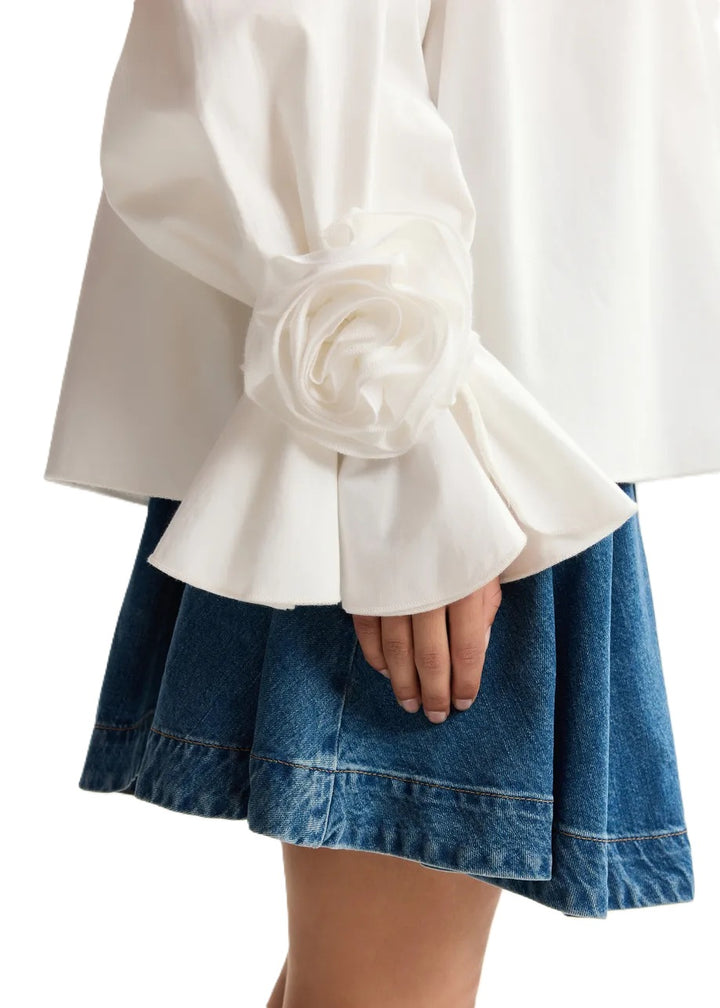 Shirt Essentiel Antwerp JOFIE OFF SHOULDER TOP in weiß. Das weiße trägerlose Shirt ist aus 100% Baumwolle gefertigt und hat eine weite Silhouette. Der elastische Ausschnitt sorgt für guten Halt, während der ausgestellte Saum das Shirt locker fallen lässt. Das Shirt hat am Ärmelsaum wunderschöne Rosettenverzierungen. 