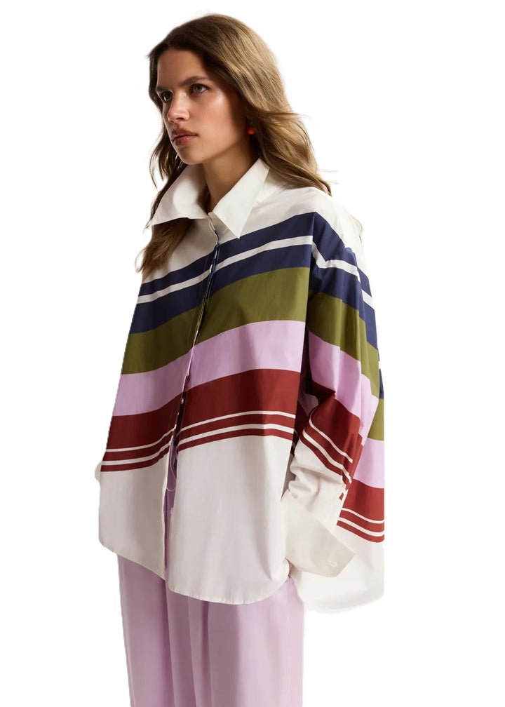 Bluse Essentiel Antwerp JOPPY BOXY SHIRT. Das Hemd ist aus 100% Baumwolle gefertigt und hat eine weite Silhouette mit überschnittenen Schultern. Das Modell verfügt über einen klassischen Kragen und eine verdeckte Knopfleiste. Ein abgerundeter Saum, der hinten länger ist, unterstreicht die lässige Form, während ein starkes Streifenmuster den modernen Look unterstreicht.