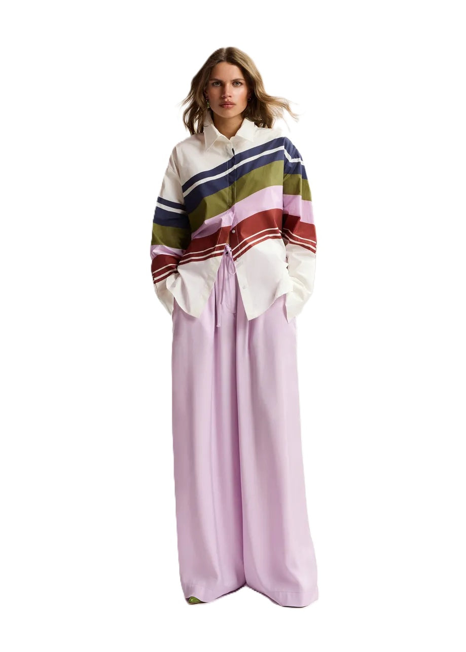 Bluse Essentiel Antwerp JOPPY BOXY SHIRT. Das Hemd ist aus 100% Baumwolle gefertigt und hat eine weite Silhouette mit überschnittenen Schultern. Das Modell verfügt über einen klassischen Kragen und eine verdeckte Knopfleiste. Ein abgerundeter Saum, der hinten länger ist, unterstreicht die lässige Form, während ein starkes Streifenmuster den modernen Look unterstreicht.
