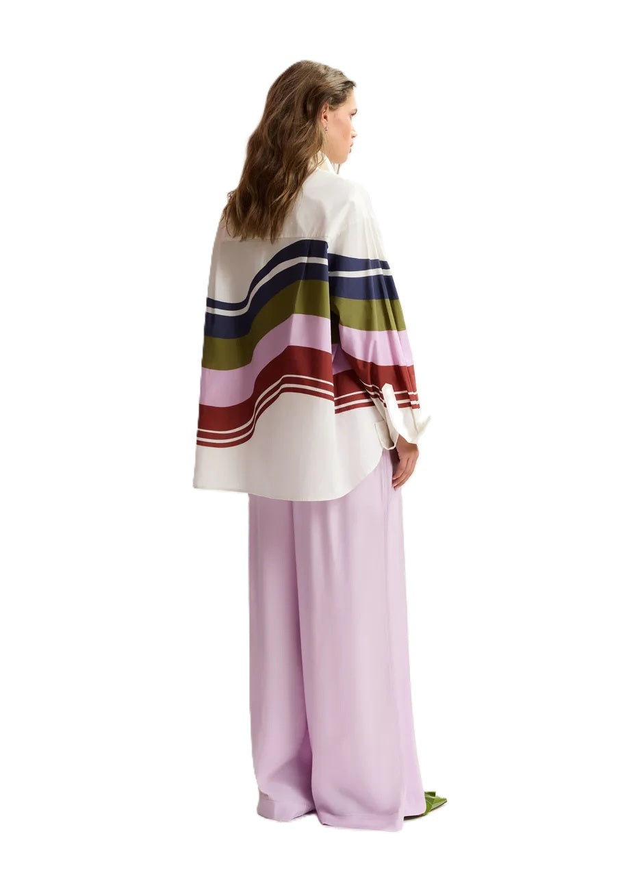 Bluse Essentiel Antwerp JOPPY BOXY SHIRT. Das Hemd ist aus 100% Baumwolle gefertigt und hat eine weite Silhouette mit überschnittenen Schultern. Das Modell verfügt über einen klassischen Kragen und eine verdeckte Knopfleiste. Ein abgerundeter Saum, der hinten länger ist, unterstreicht die lässige Form, während ein starkes Streifenmuster den modernen Look unterstreicht.