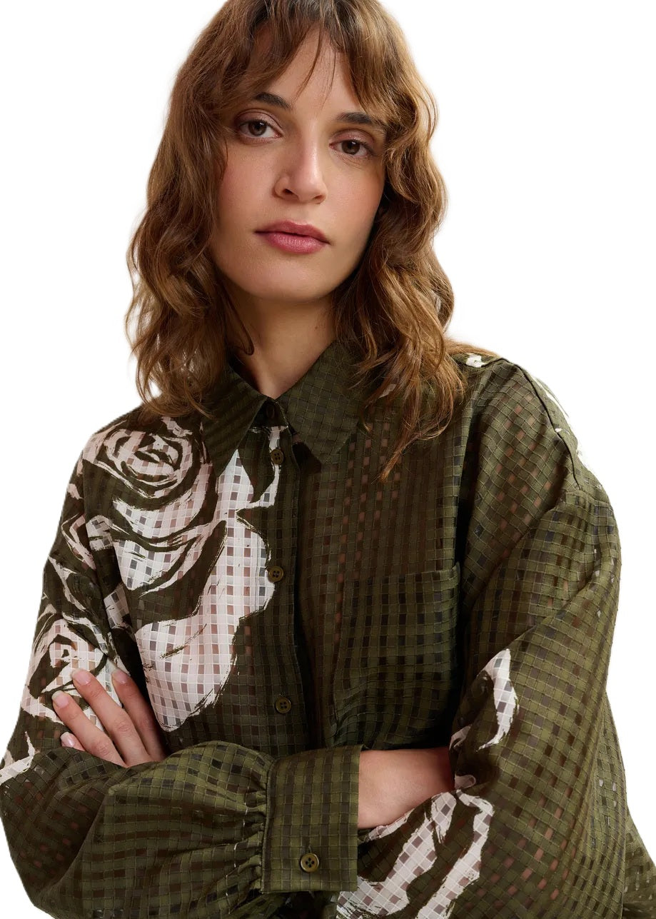 Bluse von Essentiel Antwerp JORANGE OVERSIZED SHIRT in kaki. Durchlöcherte Blumenbluse mit Kragen. Die Bluse ist weit geschnitten. 