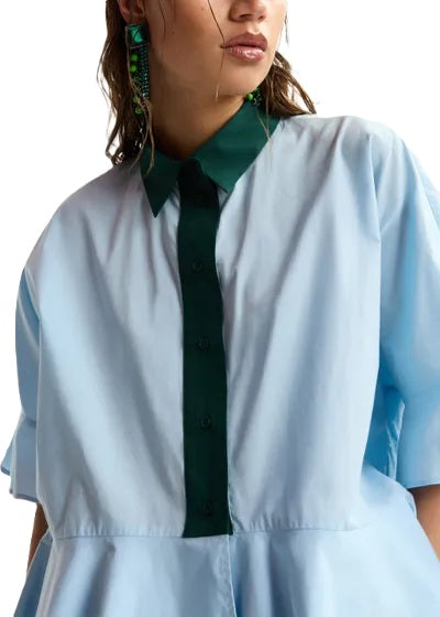 Bluse Essentiel Antwerp KAYLEE PEPLUM RUFFLE SHIRT in hellblau mit grün abgesetzter Knopfleiste und Kragen. Die Bluse hat ein Schößchen und ist hinten länger und glockig geschnitten. 