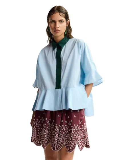 Bluse Essentiel Antwerp KAYLEE PEPLUM RUFFLE SHIRT in hellblau mit grün abgesetzter Knopfleiste und Kragen. Die Bluse hat ein Schößchen und ist hinten länger und glockig geschnitten. 