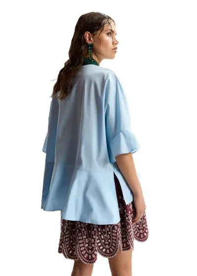 Bluse Essentiel Antwerp KAYLEE PEPLUM RUFFLE SHIRT in hellblau mit grün abgesetzter Knopfleiste und Kragen. Die Bluse hat ein Schößchen und ist hinten länger und glockig geschnitten. 