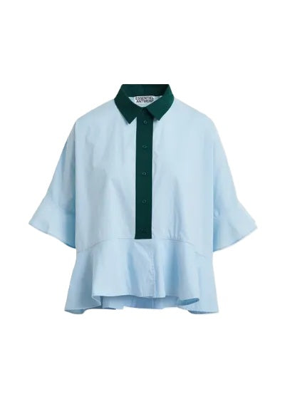 Bluse Essentiel Antwerp KAYLEE PEPLUM RUFFLE SHIRT in hellblau mit grün abgesetzter Knopfleiste und Kragen. Die Bluse hat ein Schößchen und ist hinten länger und glockig geschnitten. 
