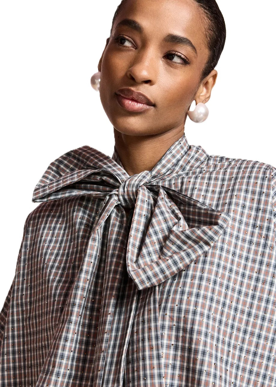 Bluse Essentiel Antwerp KEFIR PUSSY BOW TIE TOP in Karo. Die Bluse hat eine weite Silhouette. Sie ist komplett mit Strassverzierungen besetzt und verfügt über eine Schluppe am Halsausschnitt. Man kann die Schluppe binden wie man möchte. Sie hat feminine 3/4-Trompetenärmel, die in einen weiten Manschettenabschluss auslaufen.