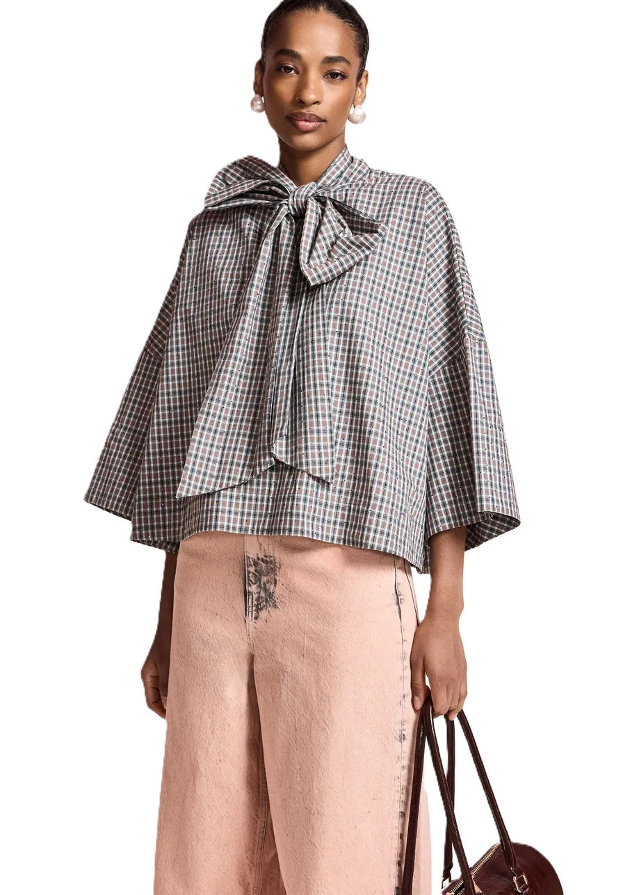 Bluse Essentiel Antwerp KEFIR PUSSY BOW TIE TOP in Karo. Die Bluse hat eine weite Silhouette. Sie ist komplett mit Strassverzierungen besetzt und verfügt über eine Schluppe am Halsausschnitt. Man kann die Schluppe binden wie man möchte. Sie hat feminine 3/4-Trompetenärmel, die in einen weiten Manschettenabschluss auslaufen.