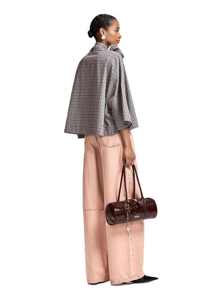 Bluse Essentiel Antwerp KEFIR PUSSY BOW TIE TOP in Karo. Die Bluse hat eine weite Silhouette. Sie ist komplett mit Strassverzierungen besetzt und verfügt über eine Schluppe am Halsausschnitt. Man kann die Schluppe binden wie man möchte. Sie hat feminine 3/4-Trompetenärmel, die in einen weiten Manschettenabschluss auslaufen.