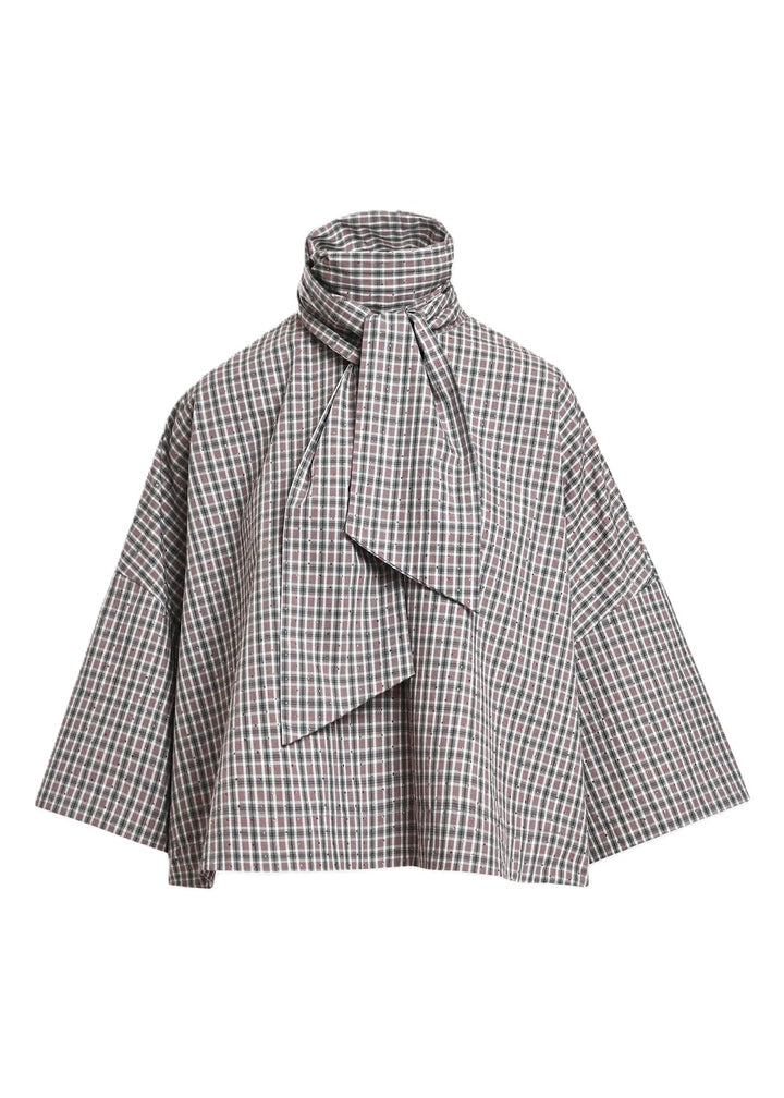 Bluse Essentiel Antwerp KEFIR PUSSY BOW TIE TOP in Karo. Die Bluse hat eine weite Silhouette. Sie ist komplett mit Strassverzierungen besetzt und verfügt über eine Schluppe am Halsausschnitt. Man kann die Schluppe binden wie man möchte. Sie hat feminine 3/4-Trompetenärmel, die in einen weiten Manschettenabschluss auslaufen.