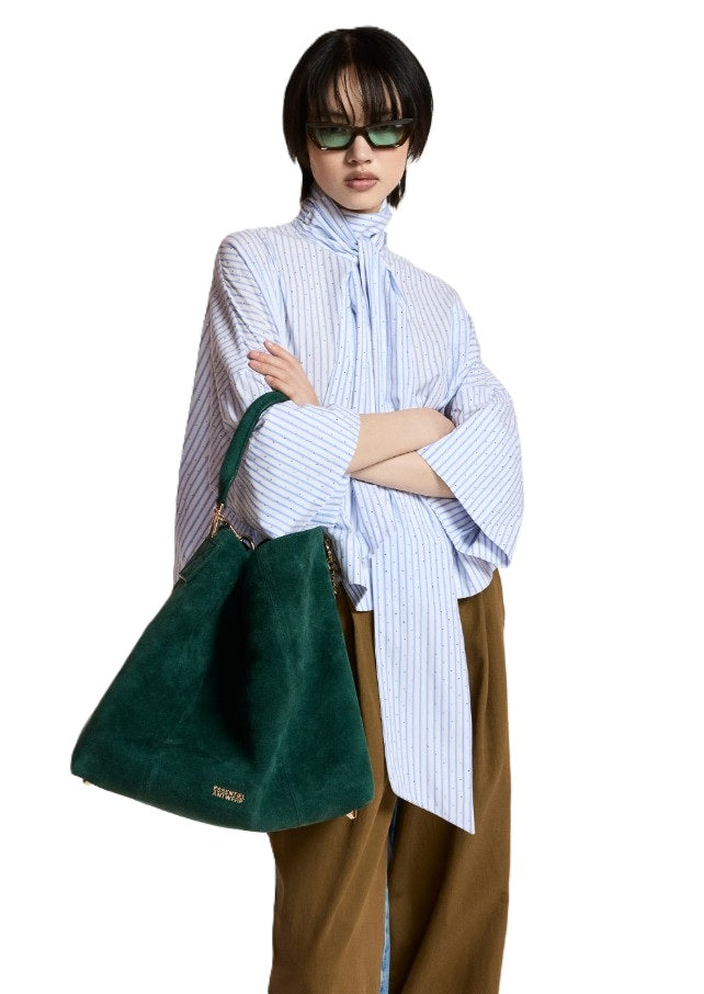 Bluse KEFIR von Essentiel Antwerp mit Strassverzierungen, Oversize-Passform, Schluppe und 3/4-Trompetenärmeln in blau weiß gestreiftem Muster.