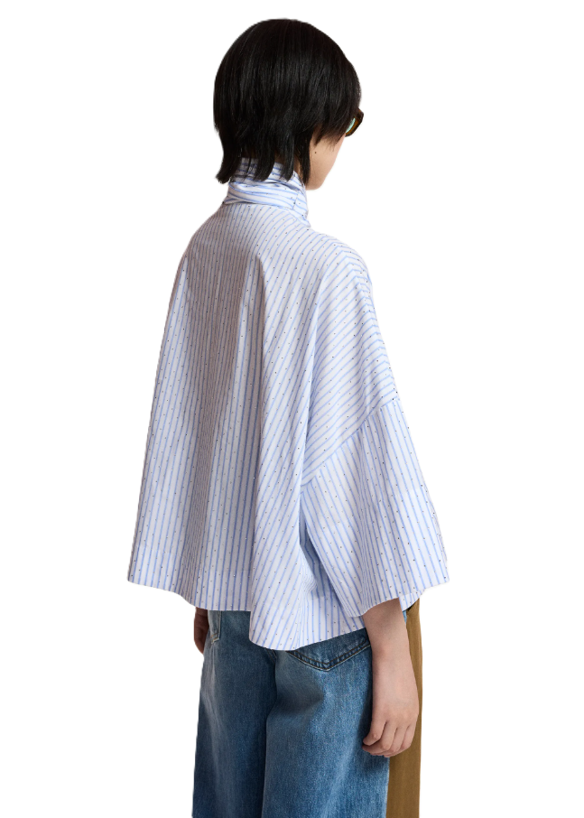 Bluse ESSENTIEL ANTWERP KEFIR in Off-White mit weiter Oversized-Silhouette und funkelnden Strassverzierungen. Die Schluppe am Halsausschnitt lässt sich individuell binden und ergänzt die femininen 3/4-Trompetenärmel mit weiten Manschettenabschlüssen und den geraden Saum.