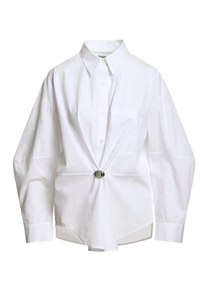 Bluse Essentiel Antwerp KREATIVE OVERSIZED SHIRT in weiß. Das Hemd aus Bio-Baumwolle besticht durch eine großzügige Silhouette mit einer sanft abgerundeten Naht. Die Bluse hat einen Hemdkragen und eine Brusttasche. Sie hat tief angesetzte Schultern und leicht voluminöse Ärmel. Abgerundet wird das Design mit geknöpften Manschetten und einer abnehmbaren Brosche. 