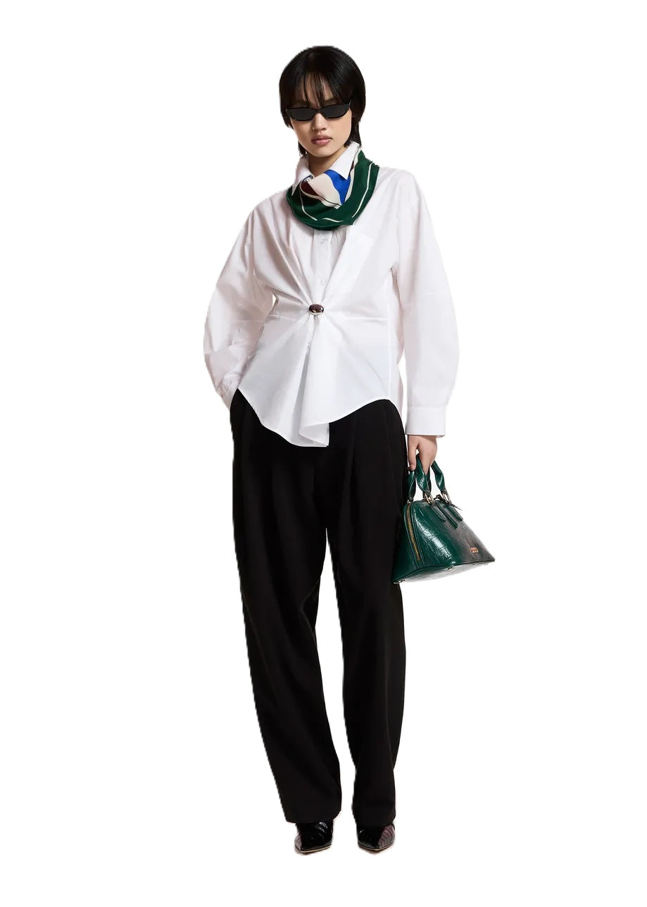 Bluse Essentiel Antwerp KREATIVE OVERSIZED SHIRT in weiß. Das Hemd aus Bio-Baumwolle besticht durch eine großzügige Silhouette mit einer sanft abgerundeten Naht. Die Bluse hat einen Hemdkragen und eine Brusttasche. Sie hat tief angesetzte Schultern und leicht voluminöse Ärmel. Abgerundet wird das Design mit geknöpften Manschetten und einer abnehmbaren Brosche. 