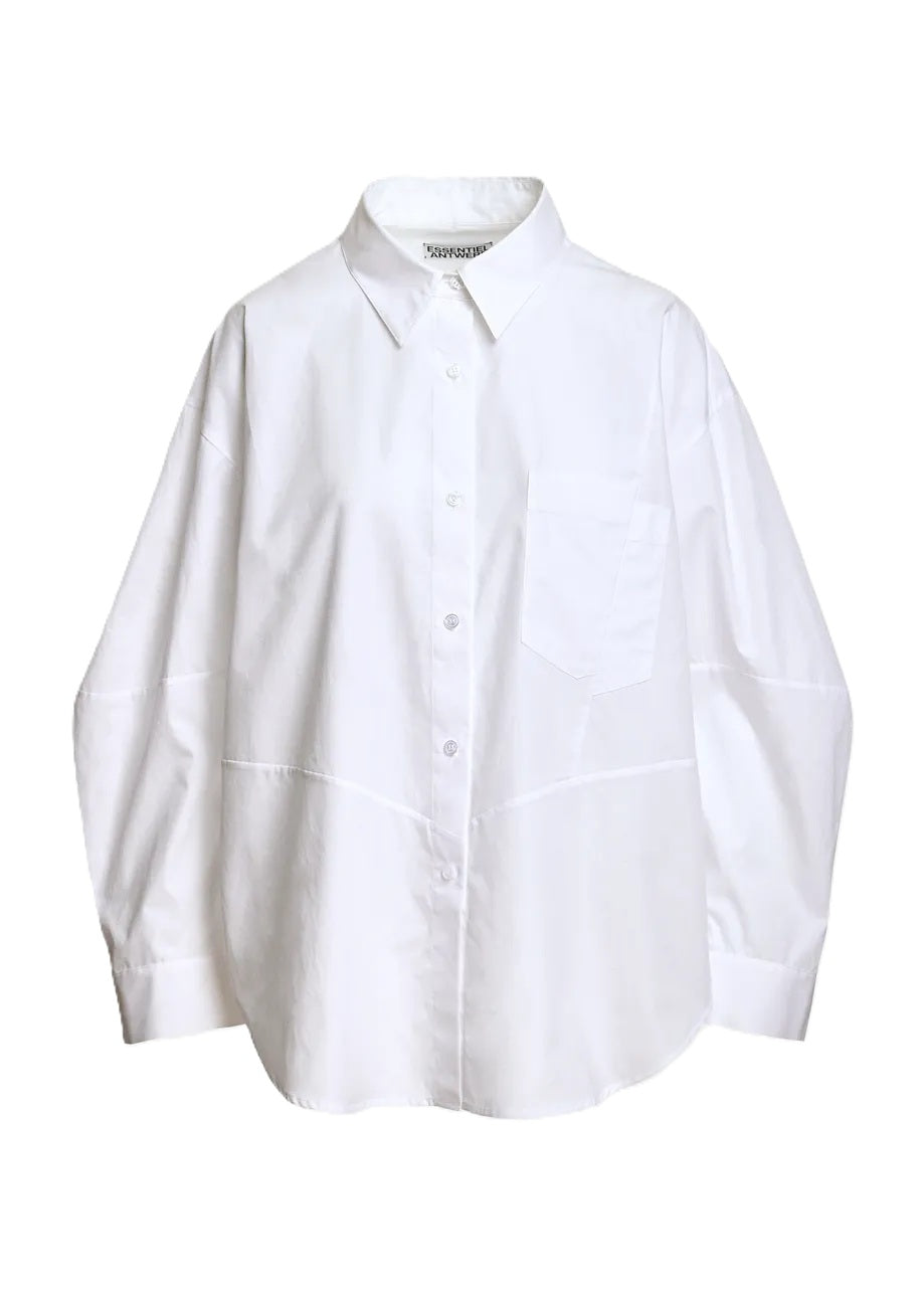 Bluse Essentiel Antwerp KREATIVE OVERSIZED SHIRT in weiß. Das Hemd aus Bio-Baumwolle besticht durch eine großzügige Silhouette mit einer sanft abgerundeten Naht. Die Bluse hat einen Hemdkragen und eine Brusttasche. Sie hat tief angesetzte Schultern und leicht voluminöse Ärmel. Abgerundet wird das Design mit geknöpften Manschetten und einer abnehmbaren Brosche. 
