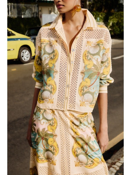 Bluse von Farm Rio ROYAL SEA MULTICOLOR CROCHET DETAIL. Bluse mit Meeresdruck und Lochstickereien aus Leinen. Gerade Form mit Perlmuttknöpfen. 