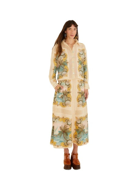 Bluse von Farm Rio ROYAL SEA MULTICOLOR CROCHET DETAIL. Bluse mit Meeresdruck und Lochstickereien aus Leinen. Gerade Form mit Perlmuttknöpfen. 