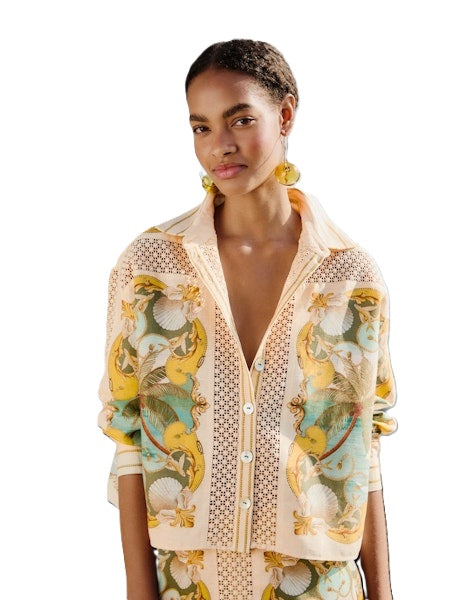 Bluse von Farm Rio ROYAL SEA MULTICOLOR CROCHET DETAIL. Bluse mit Meeresdruck und Lochstickereien aus Leinen. Gerade Form mit Perlmuttknöpfen. 