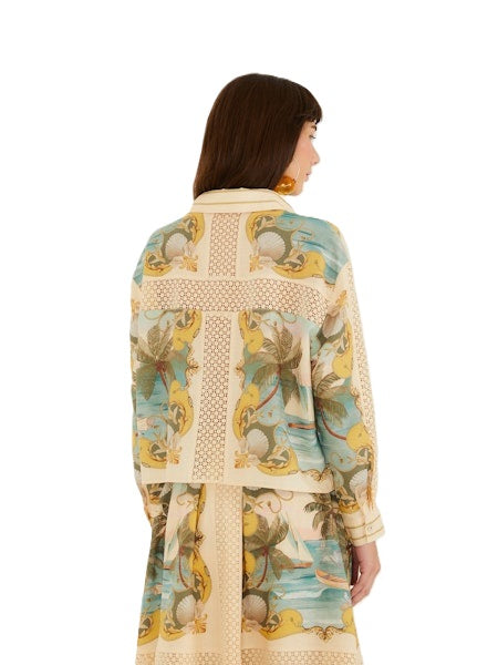 Bluse von Farm Rio ROYAL SEA MULTICOLOR CROCHET DETAIL. Bluse mit Meeresdruck und Lochstickereien aus Leinen. Gerade Form mit Perlmuttknöpfen. 