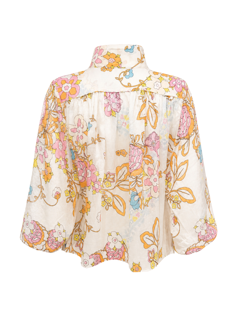 Bluse Herzens in bunt. Diese Bluse ist ein richtiges Highlight. Sie hat einen Stehkragen mit Knopf und eine normale Knopfleiste. Der sommerliche Print und die weiten verkürzten Ärmel sind ein Hingucker für jedes Sommeroutfit. Die Ware ist leicht und angenehm auf der Haut. Die Bluse ist kürzer geschnitten.