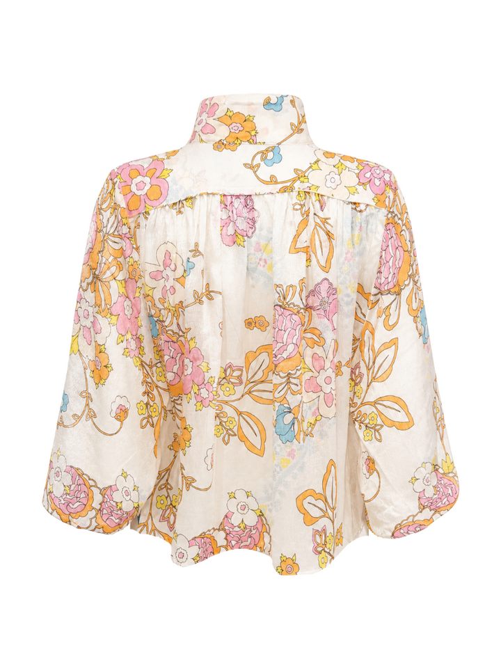 Bluse Herzens in bunt. Diese Bluse ist ein richtiges Highlight. Sie hat einen Stehkragen mit Knopf und eine normale Knopfleiste. Der sommerliche Print und die weiten verkürzten Ärmel sind ein Hingucker für jedes Sommeroutfit. Die Ware ist leicht und angenehm auf der Haut. Die Bluse ist kürzer geschnitten.
