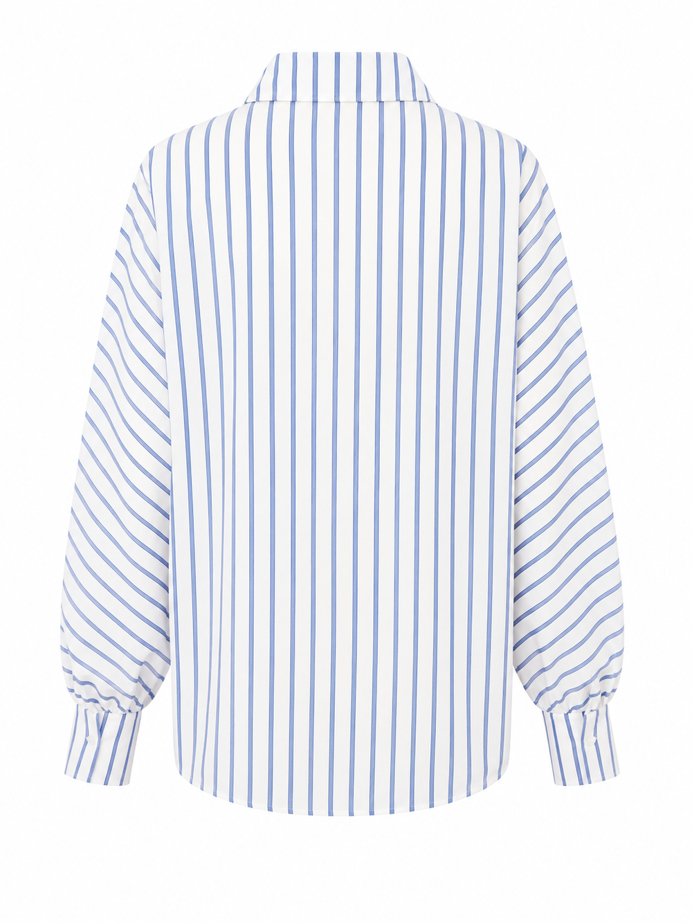 Bluse Herzens. Schöne Bluse aus Baumwolle von Herzens in weiß mit blauem Streifen. Die Bluse hat einen schönen Raglanärmel und einen Kragen. Knopfleiste auf der Vorderseite. Sie hat schöne große Manschetten mit Knopf.