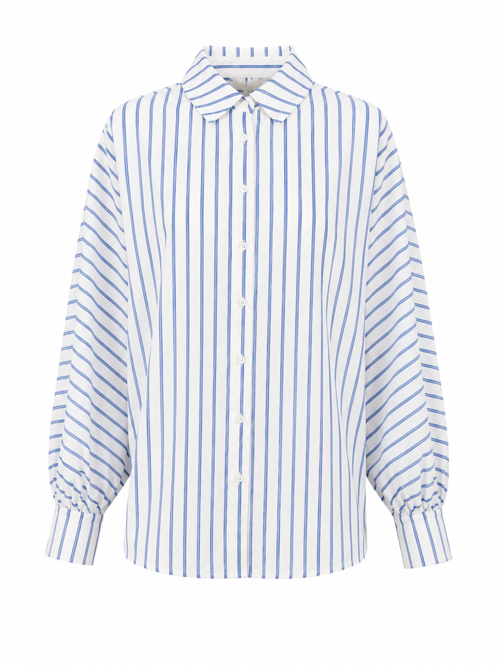 Bluse Herzens. Schöne Bluse aus Baumwolle von Herzens in weiß mit blauem Streifen. Die Bluse hat einen schönen Raglanärmel und einen Kragen. Knopfleiste auf der Vorderseite. Sie hat schöne große Manschetten mit Knopf.