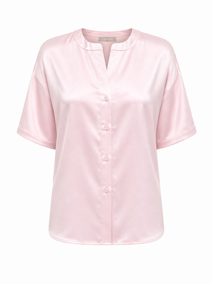 Rosa Seidenbluse in glänzender Qualität mit kurzen Ärmeln und Knopfleise.