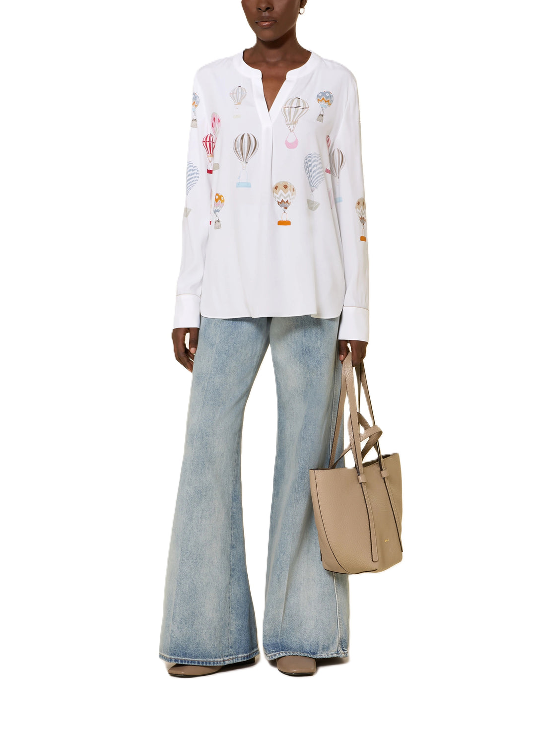 Bluse Herzens. Feminine Seidenbluse in weiß mit bunten Ballons. Die Bluse hat einen Tunikaausschnitt und einen Stehkragen. Sie hat lange Ärmel. Die Form ist gerade. Sie hat&nbsp;Zweiknopf-Manschetten und eine verlängerte Rückenpartie.