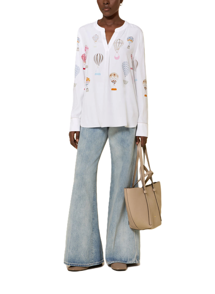 Bluse Herzens. Feminine Seidenbluse in weiß mit bunten Ballons. Die Bluse hat einen Tunikaausschnitt und einen Stehkragen. Sie hat lange Ärmel. Die Form ist gerade. Sie hat&amp;nbsp;Zweiknopf-Manschetten und eine verlängerte Rückenpartie.