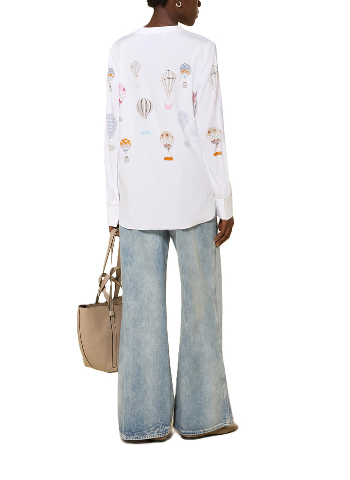 Bluse Herzens. Feminine Seidenbluse in weiß mit bunten Ballons. Die Bluse hat einen Tunikaausschnitt und einen Stehkragen. Sie hat lange Ärmel. Die Form ist gerade. Sie hat&amp;nbsp;Zweiknopf-Manschetten und eine verlängerte Rückenpartie.