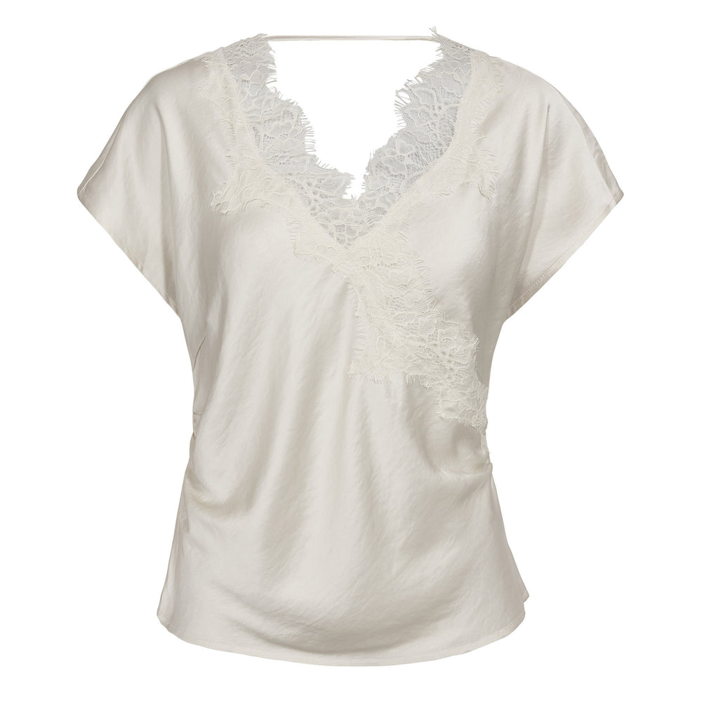Bluse Co'Couture IdunCC Lace SS Blouse. Diese elegante Bluse von Co’Couture in ecru hat einen femininem V-Ausschnitt und feine Spitzendetails. Die kurzen Ärmel und der schmeichelhafte Schnitt verleihen eine schöne Silhouette.