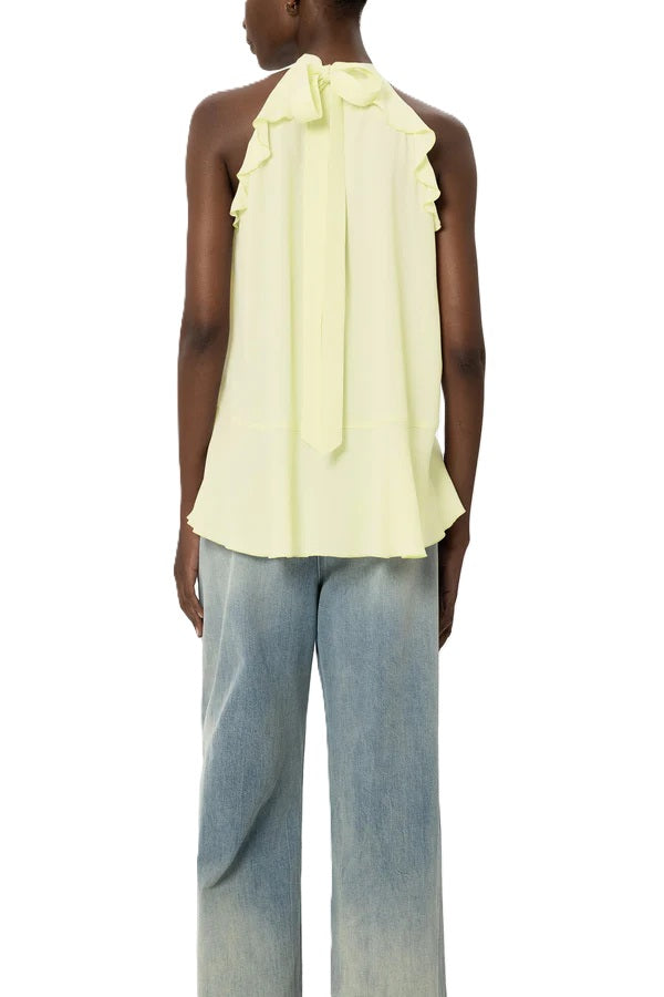 Bluse Luisa Cerano in gelb. Super schöne feminine Bluse mit Volants. Die Bluse versprüht einen Boho-Look und ist leicht ausgestellt. Sie besteht aus einem fließenden Seidenmix und hat einen V-Ausschnitt und ein Schößchen. Auf der Rückseite werden die Neckholderbänder wie eine Schluppe gebunden.