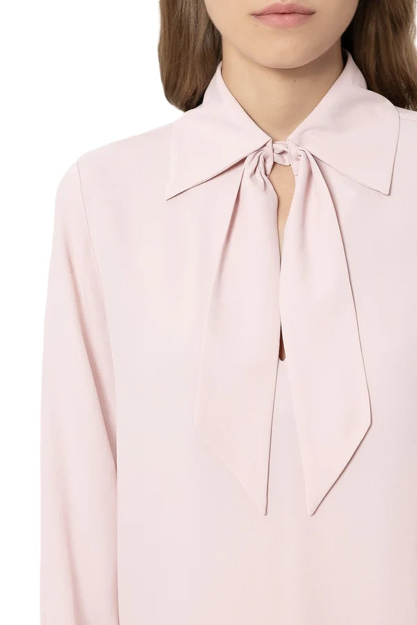 Bluse von Luisa Cerano. Seidenbluse mit abnehmbarer Schluppe. Schleifenband und Gummizug an der Manschette in rosa. 
