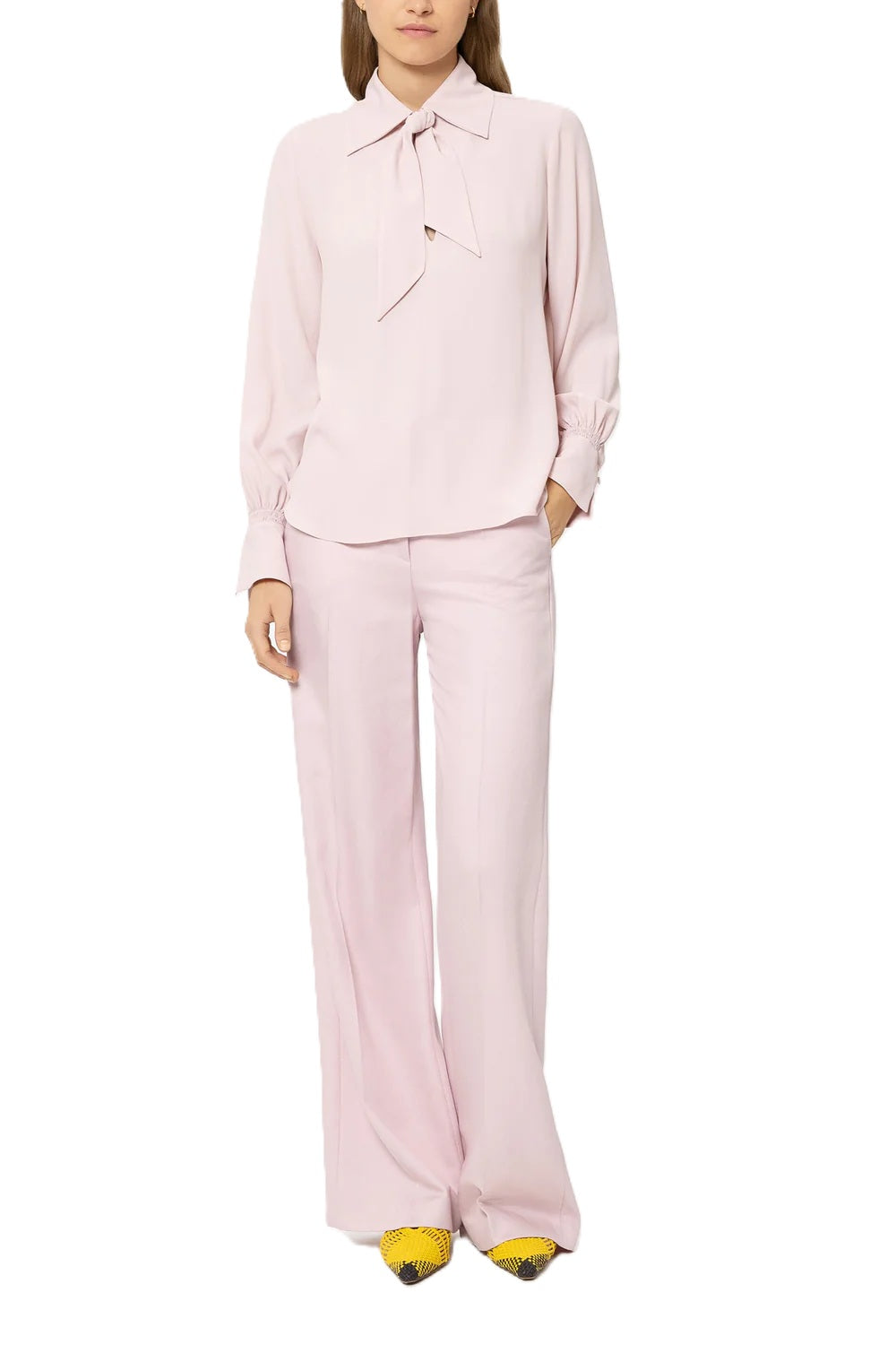 Bluse von Luisa Cerano. Seidenbluse mit abnehmbarer Schluppe. Schleifenband und Gummizug an der Manschette in rosa. 



