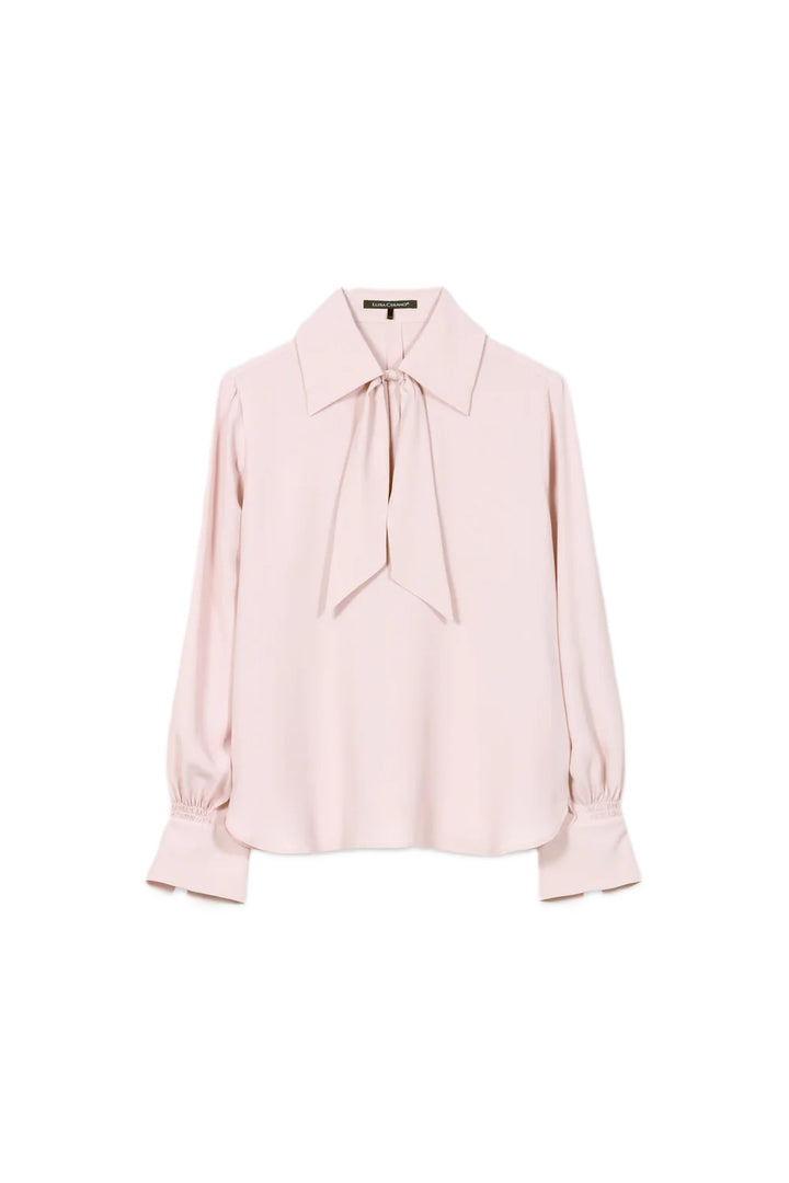 Bluse von Luisa Cerano. Seidenbluse mit abnehmbarer Schluppe. Schleifenband und Gummizug an der Manschette in rosa. 


