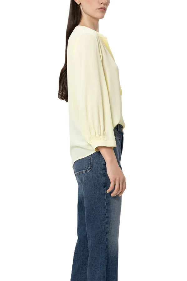 Bluse Luisa Cerano Tunika aus Seiden-Mix in gelb. Locker geschnittene Tunika-Bluse aus fließendem Seidenmix in einem zarten Gelbton. Die Bluse besitzt einen tiefen V-Ausschnitt und ¾-lange Ärmel mit geknöpften Manschetten und gefältelten Details.