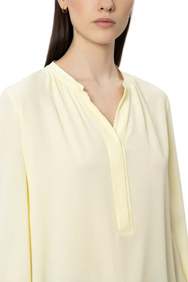 Bluse Luisa Cerano Tunika aus Seiden-Mix in gelb. Locker geschnittene Tunika-Bluse aus fließendem Seidenmix in einem zarten Gelbton. Die Bluse besitzt einen tiefen V-Ausschnitt und ¾-lange Ärmel mit geknöpften Manschetten und gefältelten Details.