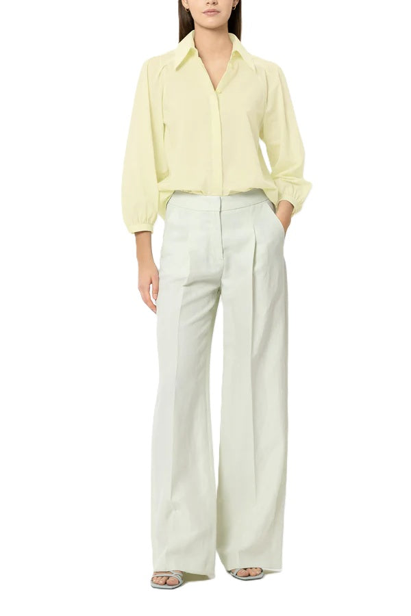 Feminine Bluse von Luisa Cerano in gelb. Die Bluse hat einen Kragen, voluminöse Ärmel und eine Falte auf der Rückseite. Sie hat eine verdeckte Knopfleiste und ist citron. 