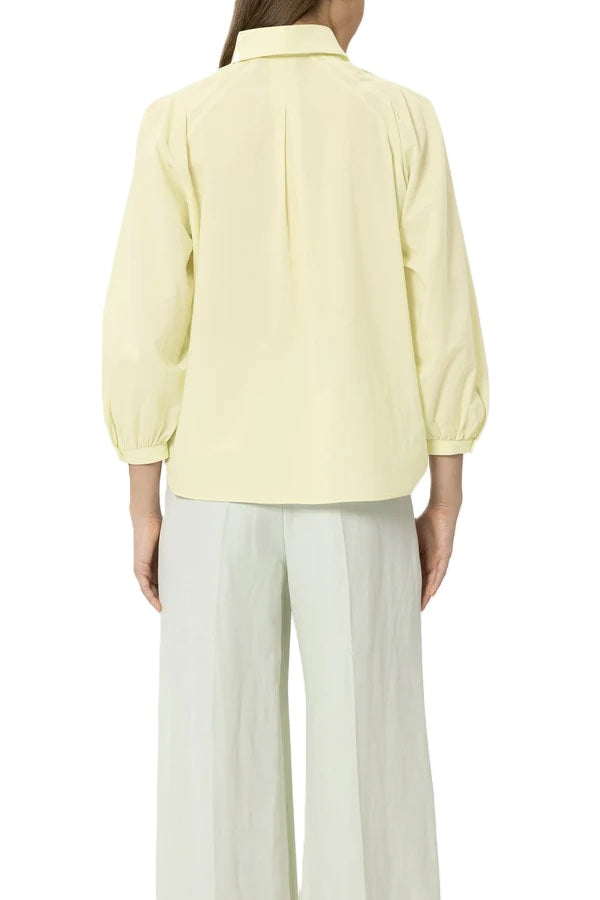 Feminine Bluse von Luisa Cerano in gelb. Die Bluse hat einen Kragen, voluminöse Ärmel und eine Falte auf der Rückseite. Sie hat eine verdeckte Knopfleiste und ist citron. 
