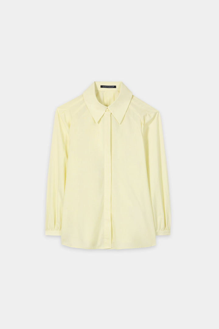 Feminine Bluse von Luisa Cerano in gelb. Die Bluse hat einen Kragen, voluminöse Ärmel und eine Falte auf der Rückseite. Sie hat eine verdeckte Knopfleiste und ist citron. 