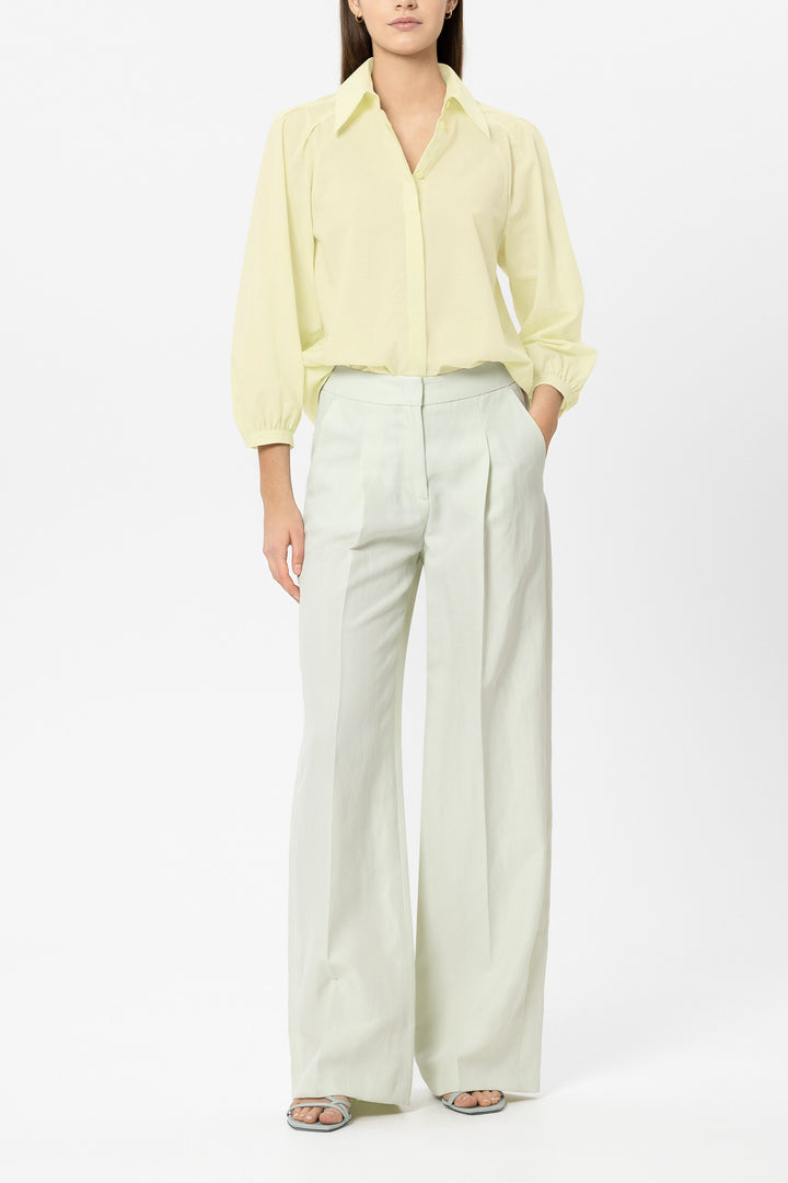 Feminine Bluse von Luisa Cerano in gelb. Die Bluse hat einen Kragen, voluminöse Ärmel und eine Falte auf der Rückseite. Sie hat eine verdeckte Knopfleiste und ist citron. 