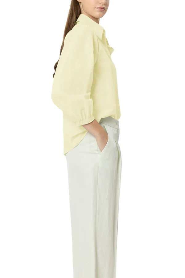 Bluse Luisa Cerano in gelb. Die feminine Hemdbluse besteht aus einer luftigen Baumwolle und hat voluminöse Ärmel. Sie hat eine verdeckte Knopfleiste, eine Rückenfalte und einen Kragen. Sie hat feminine Raffungen.