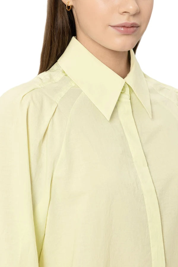 Bluse Luisa Cerano in gelb. Die feminine Hemdbluse besteht aus einer luftigen Baumwolle und hat voluminöse Ärmel. Sie hat eine verdeckte Knopfleiste, eine Rückenfalte und einen Kragen. Sie hat feminine Raffungen.