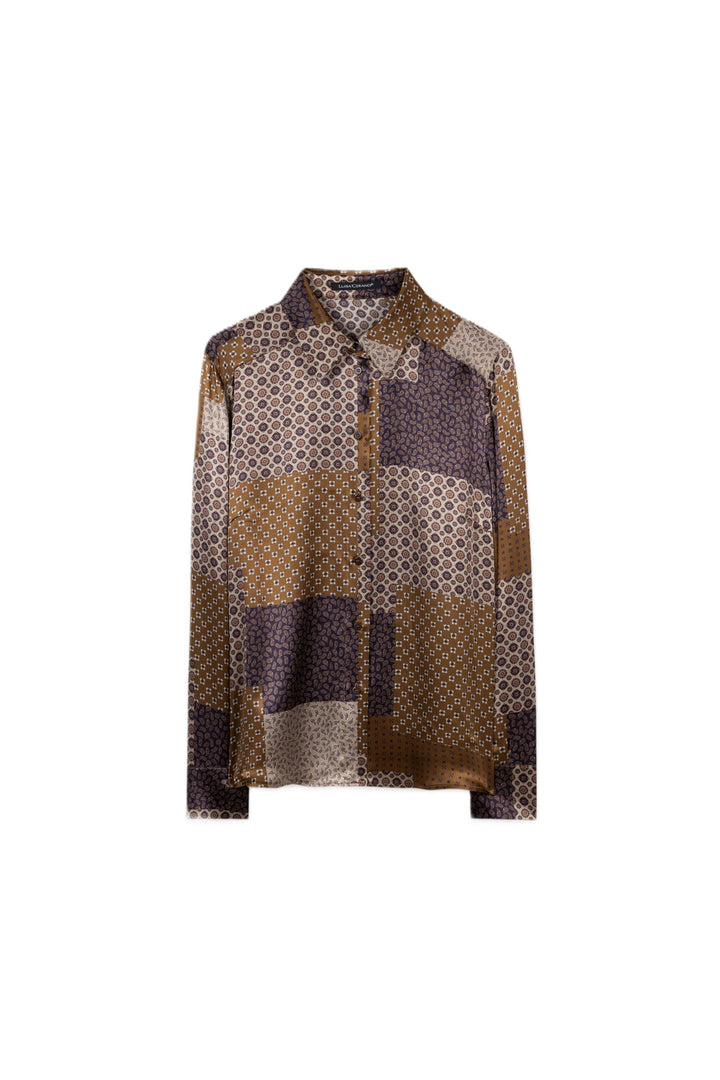 Bluse Luisa Cerano in Multi. Diese locker geschnittene Bluse aus fließender Seide begeistert mit ihrem Krawattenmuster-Patchwork-Print. Knopfleiste und geknöpfte Manschetten Design mit Perlmuttknöpfe.