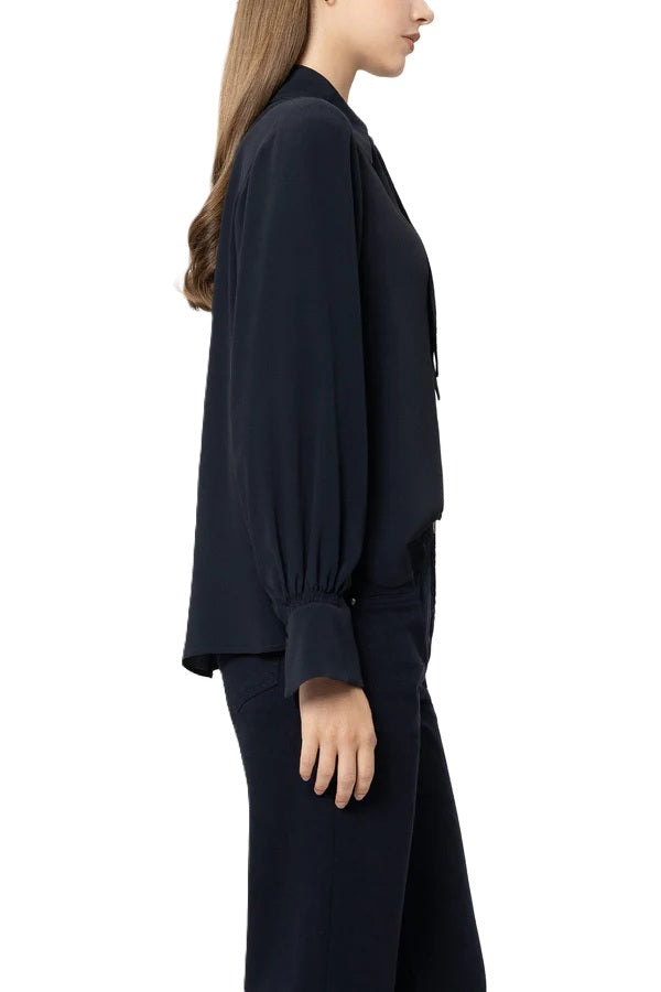Bluse von Luisa Cerano. Seidenbluse mit abnehmbarer Schluppe. Schleifeband und Gummizug an der Manschette in navy.